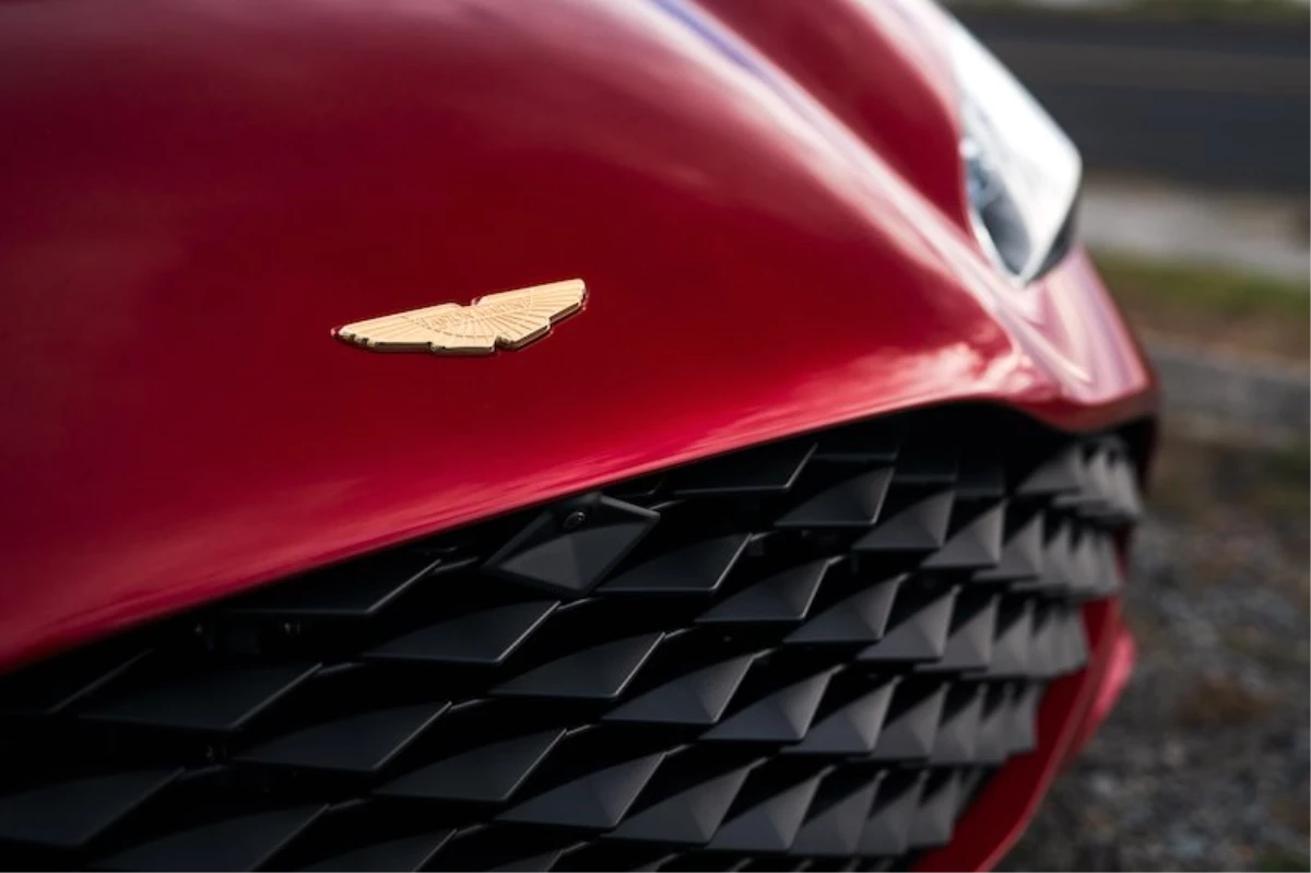 Aston Martin iki yeni efsane modelini duyurdu