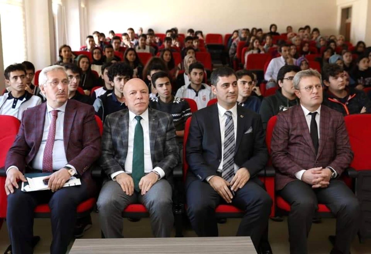 Başkan Sekmen kariyer günleri etkinliğinde öğrencilerle bir araya geldi