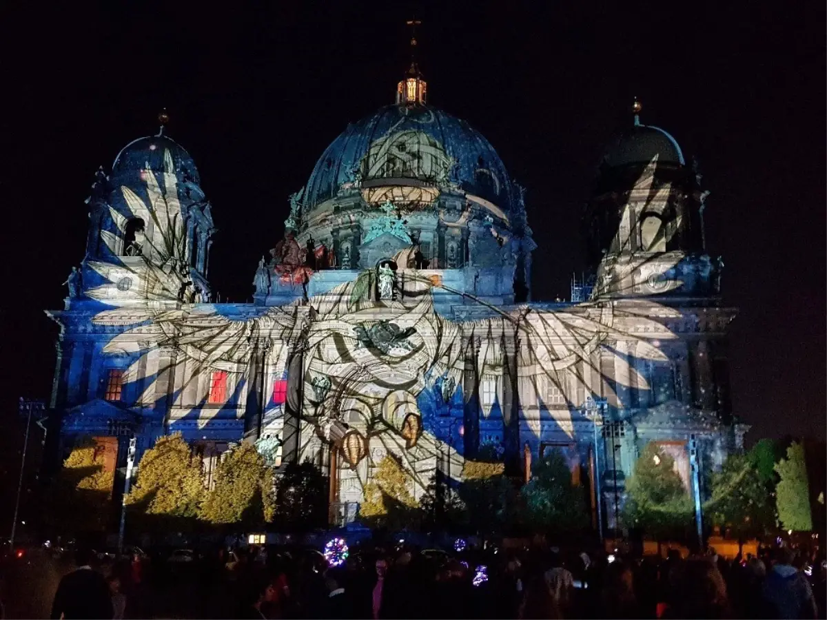 Berlin Işık Festivali renkli görüntülere sahne oldu