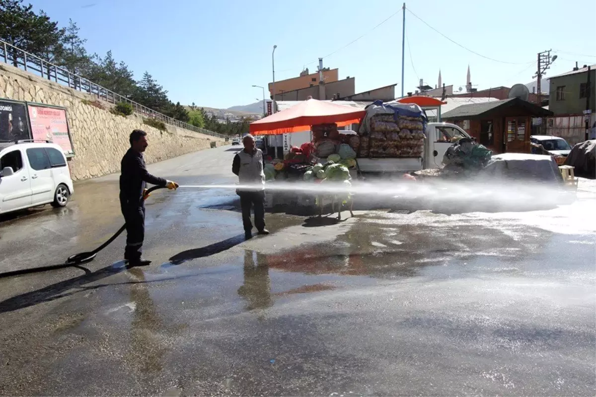 Cadde ve sokaklar tazyikli suyla yıkandı