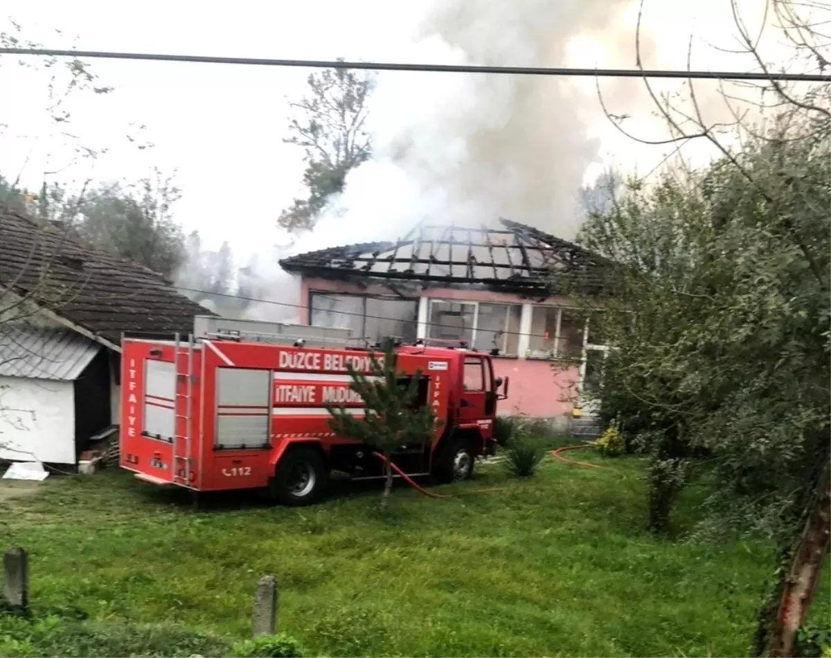 Çatıda başlayan yangın bir anda evi sardı