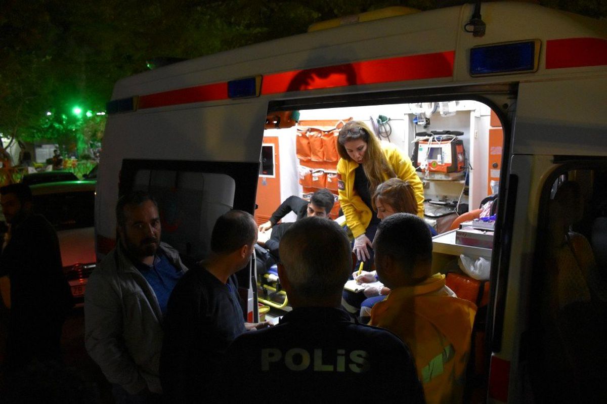 Cebinde taşıdığı bıçak bacağına saplandı
