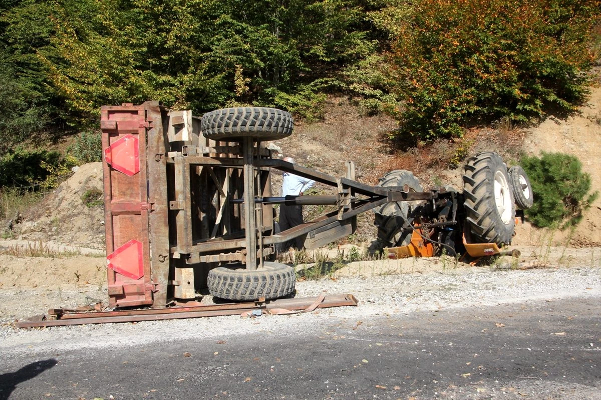 Domaniç\'te odun yüklü traktör devrildi: 1 yaralı
