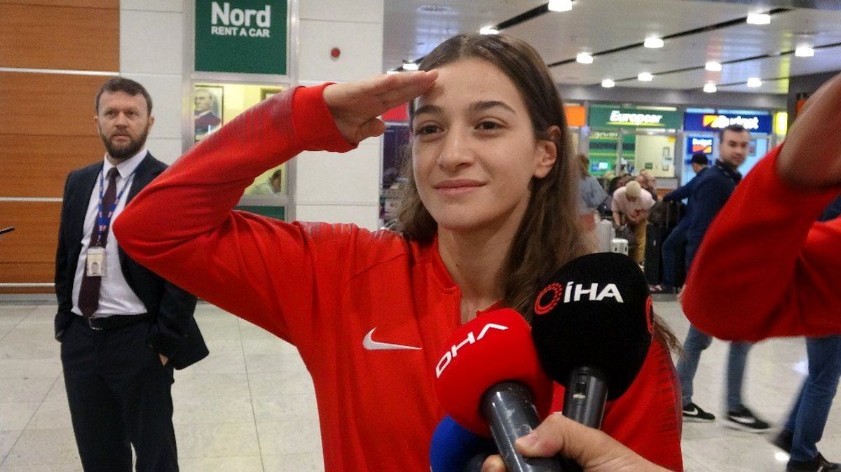 Dünya ikincisi boksör Buse Naz Çakıroğlu\'ndan havalimanında asker selamı