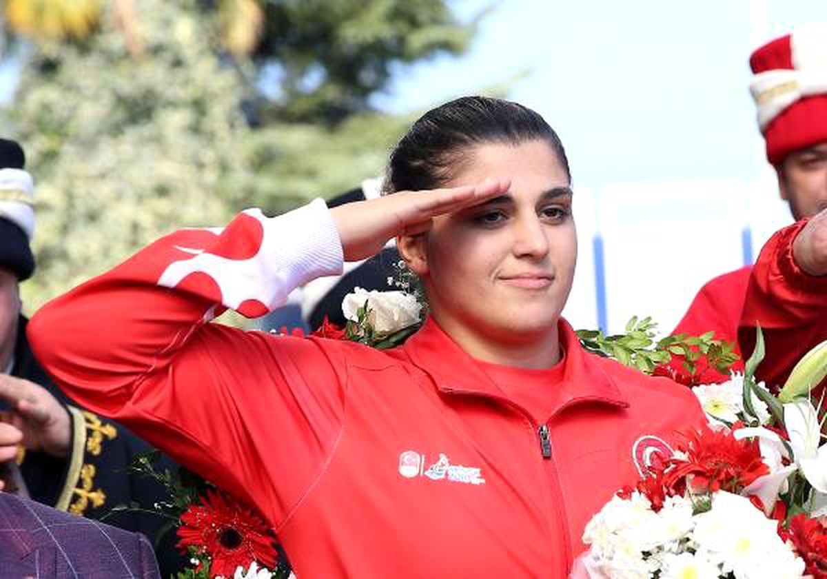 Dünya Şampiyonu Busenaz Sürmeneli, Trabzon\'da coşkuyla karşılandı