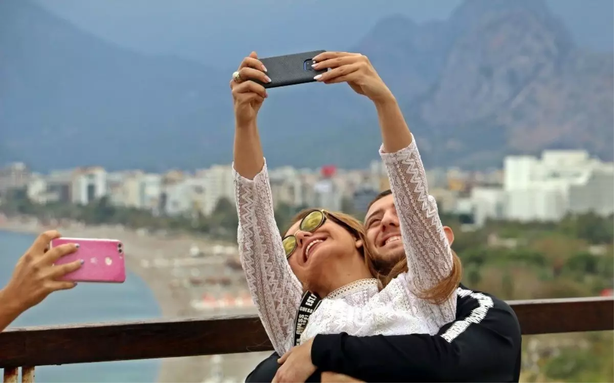 Dünyaca ünlü sahil boşaldı, manzarayı gören turistler özçekim yarışına girdi