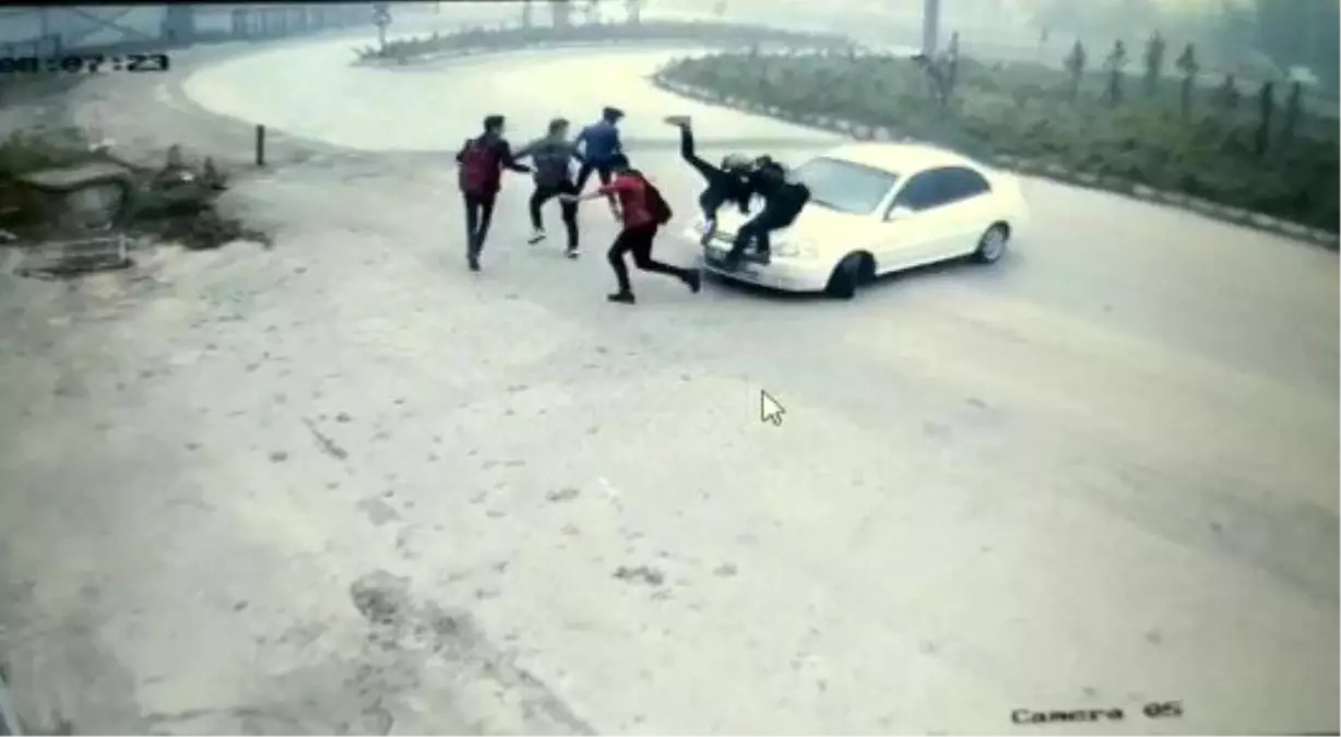 Düzce\'de kontrolden çıkan otomobil öğrencilerin arasına daldı