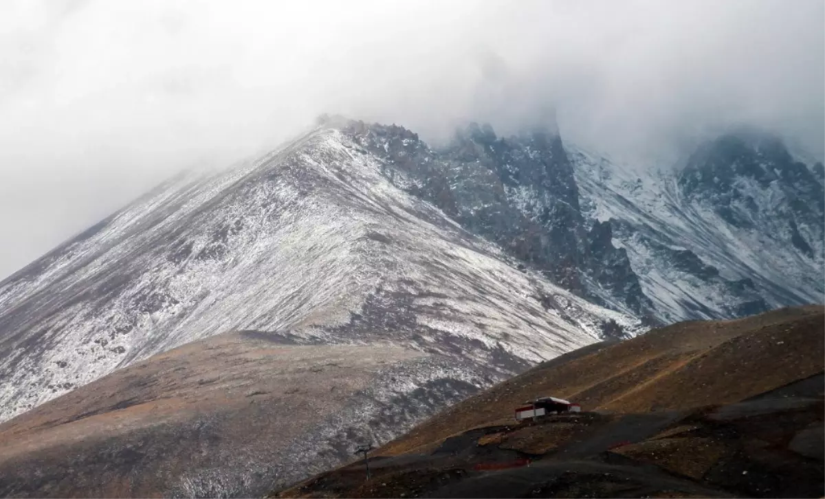 Erciyes Dağı\'na kar yağdı