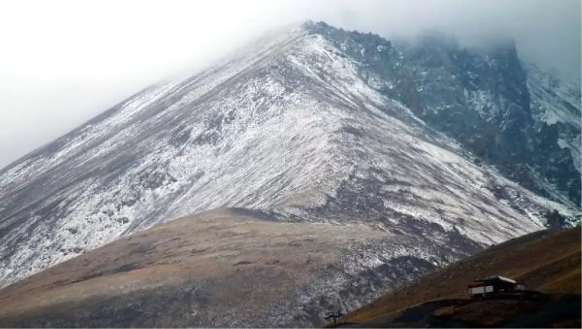 Erciyes\'e mevsimin ikinci karı yağdı