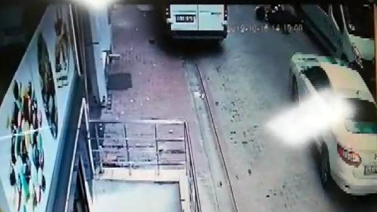 Esenyurt\'ta tartışmanın ardından takip ettiği motosikletliye böyle çarptı