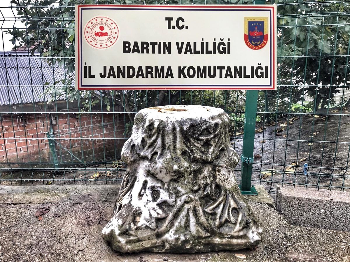 Evinin bahçesinde tarihi sütun başlığı bulundu