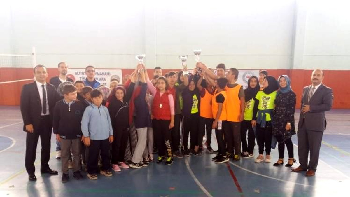 Futbol ve voleybol turnuvasında dereceye giren takımlar ödüllendirildi