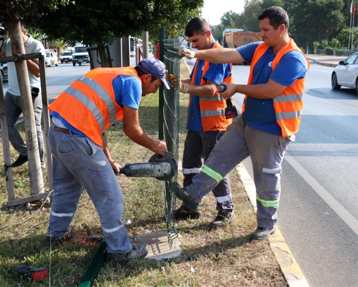 Gazi Bulvarı\'na 600 metrelik koruyucu tel örgü çekildi