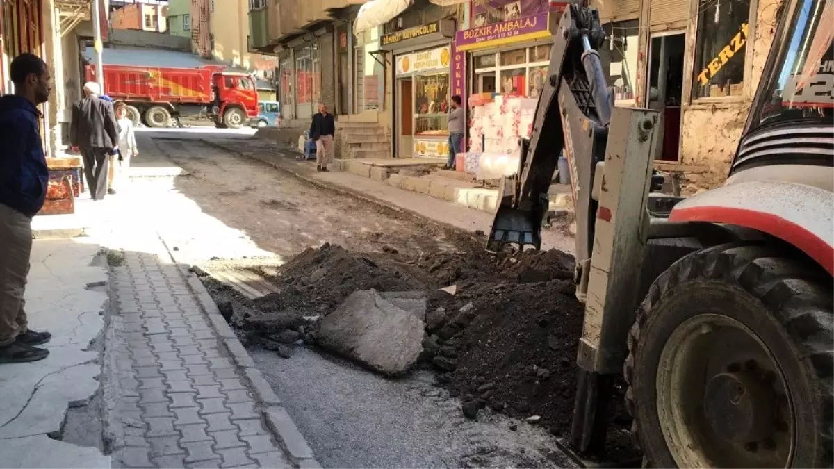 Hakkari\'de yol onarım çalışması