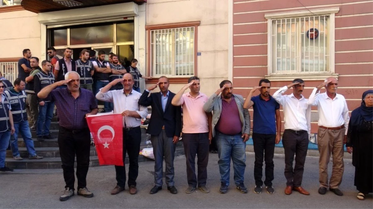 HDP önündeki ailelerden \'asker selamlı\' destek
