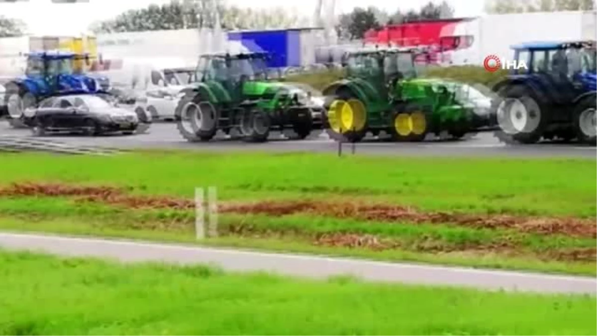 Hollandalı çiftçilerden protestoÇiftçiler traktörlerle yolu kapattı