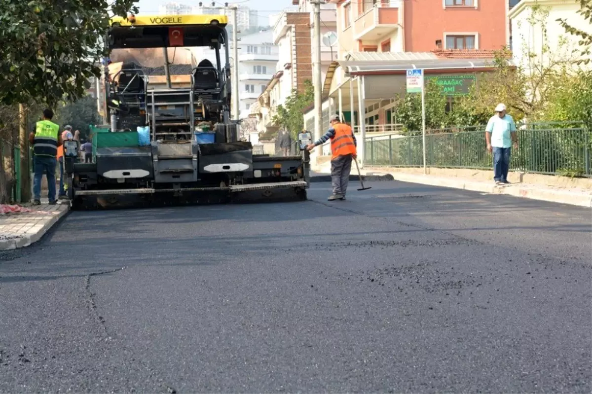 İzmit\'te asfalt seferberliği hız kesmeden devam ediyor