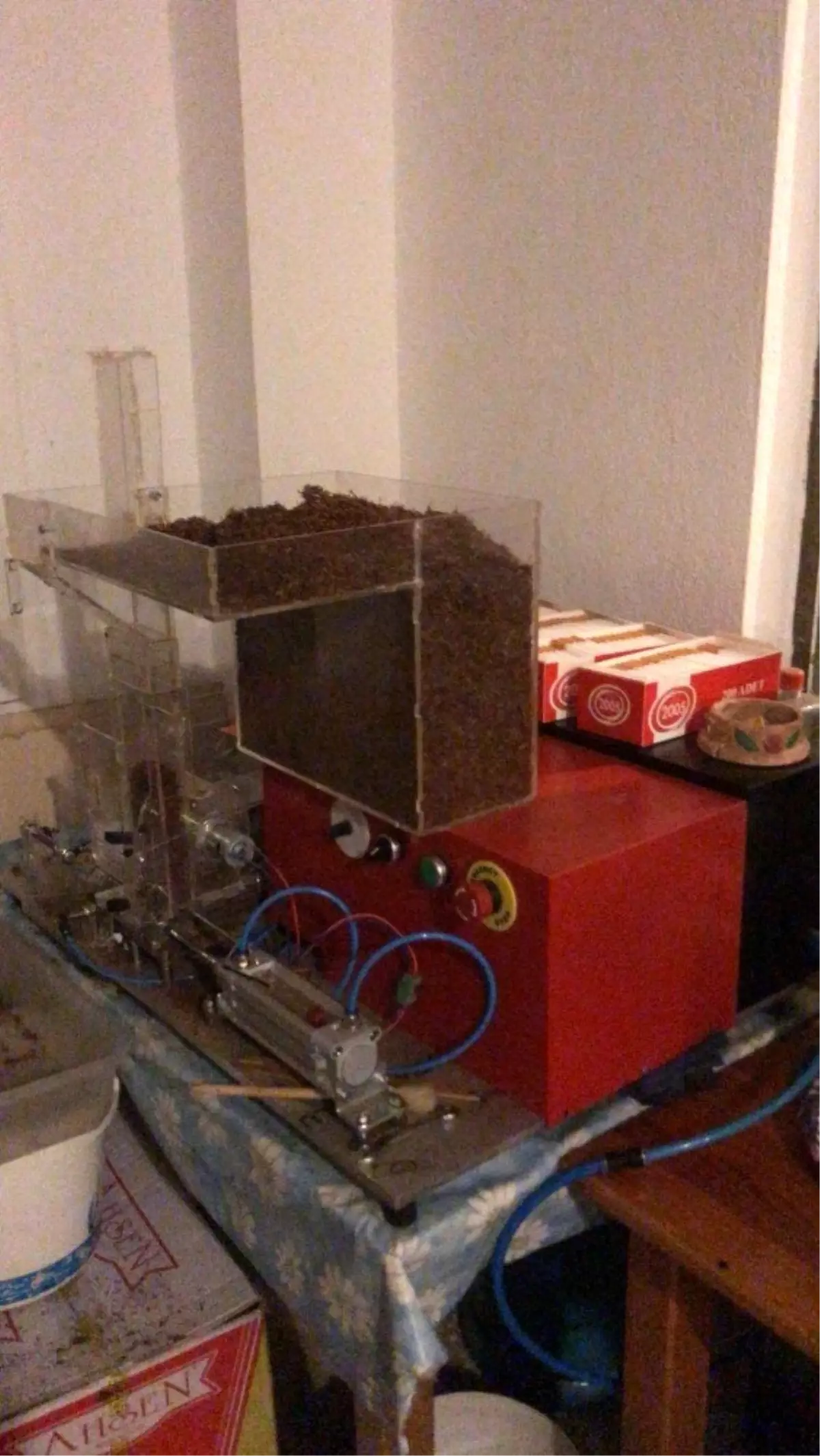 Kaçak sigarada seri üretime geçen 2 kişi yakalandı