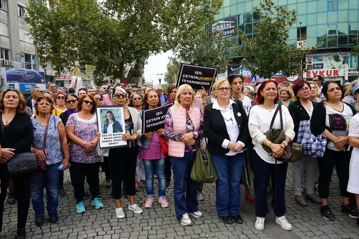 Kadın cinayetlerini oturma eylemi ile protesto ettiler