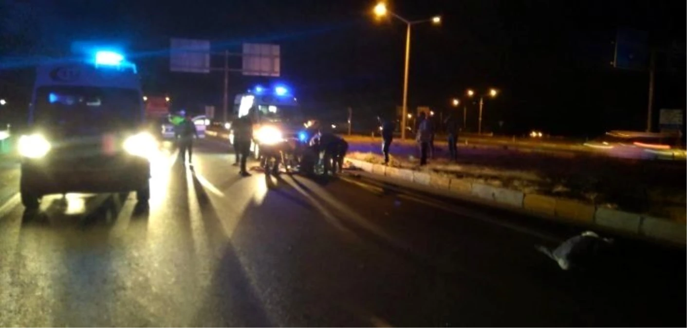 Konya\'da otomobil motosikletle çarpıştı: 2 ölü