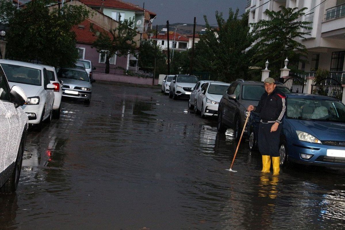 Kula\'da aniden bastıran sağanak yağış sele neden oldu
