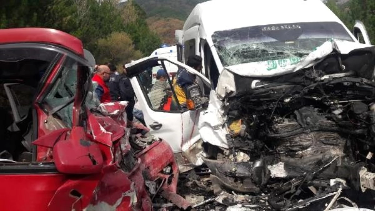 Kütahya\'da minibüsler çarpıştı: 1 ölü, 15 yaralı