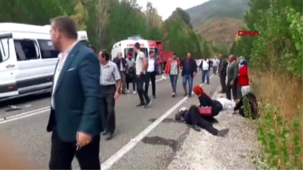 Kütahya minibüsler kafa kafaya çarpıştı 1 ölü, 15 yaralı