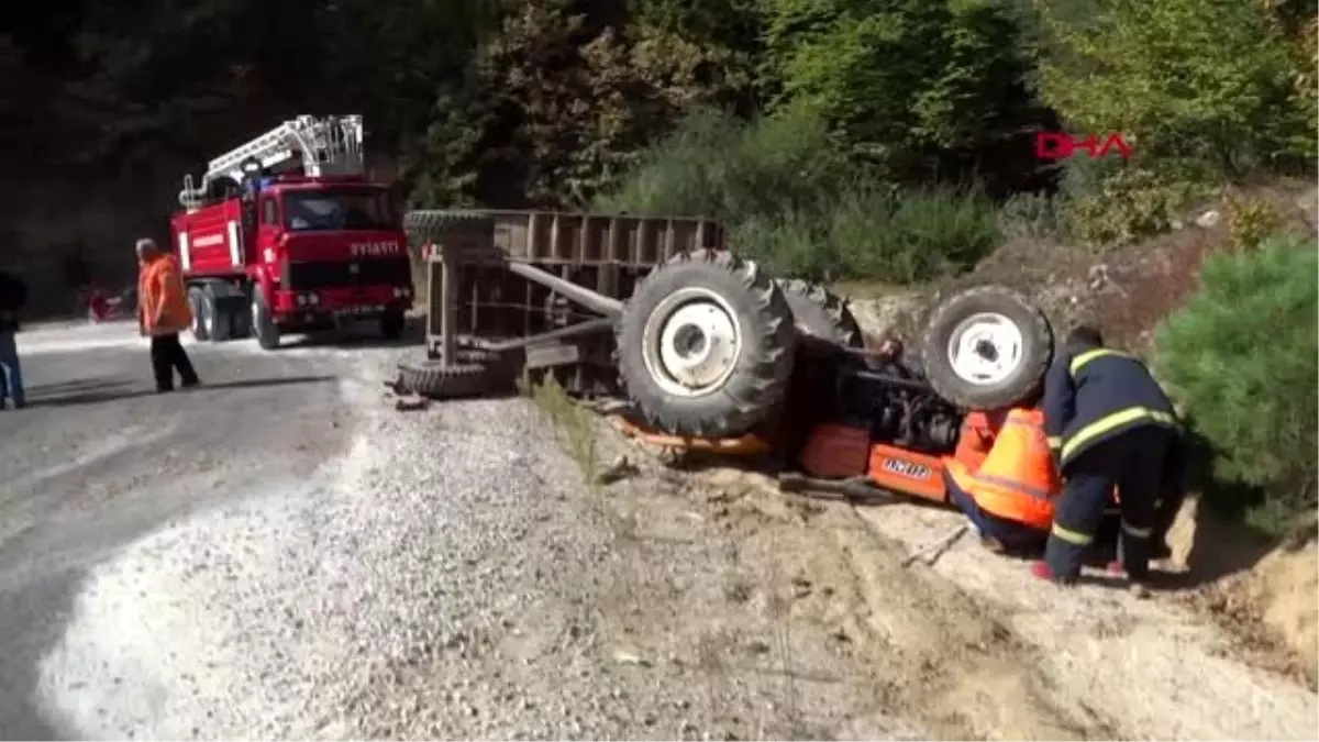 Kütahya odun yüklü traktör devrildi 1 yaralı