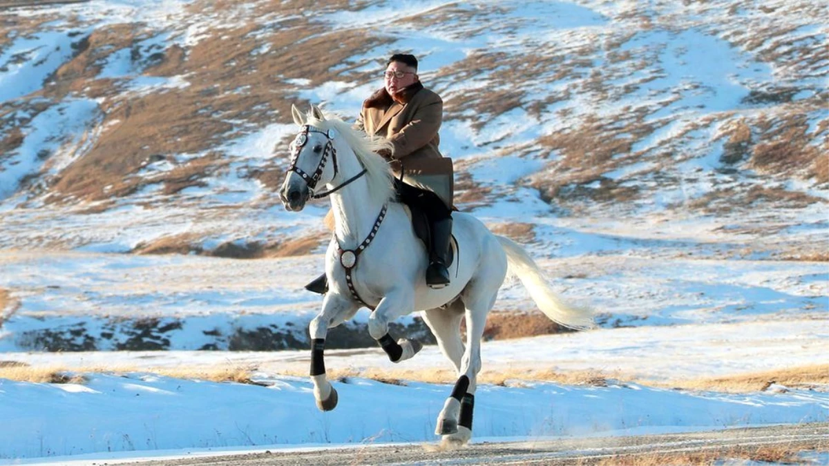 Dünya Barış Pınarı\'na kilitlenmişken Kim Jong-un beyaz atıyla poz verdi