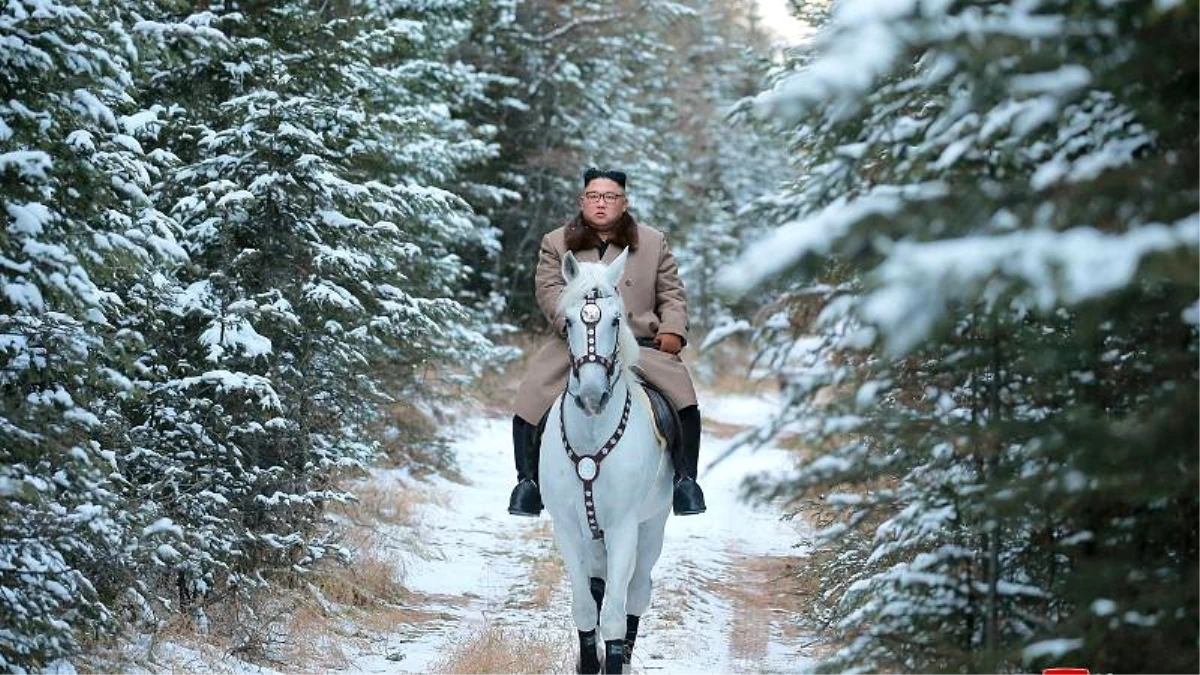 Kuzey Kore\'nin \'beyaz atlı prensi\' Kim Jong Un\'un fotoğrafları neyin habercisi?