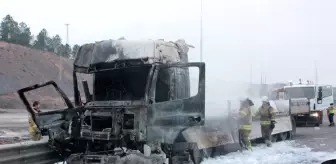 Kuzey Marmara Otoyolunda yanan TIR küle döndü