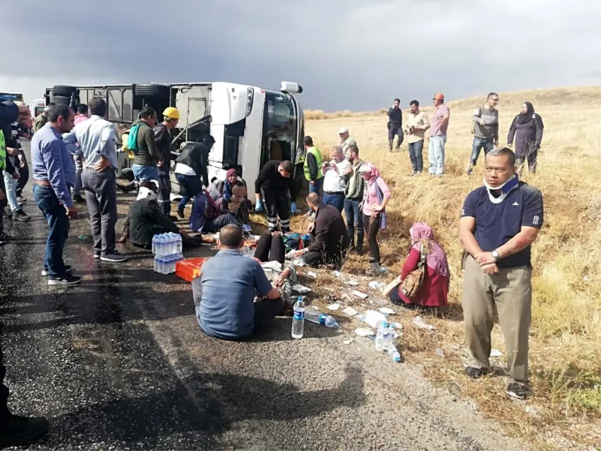 Malezyalı turistleri taşıyan tur otobüsü devrildi: 1 ölü, 29 yaralı