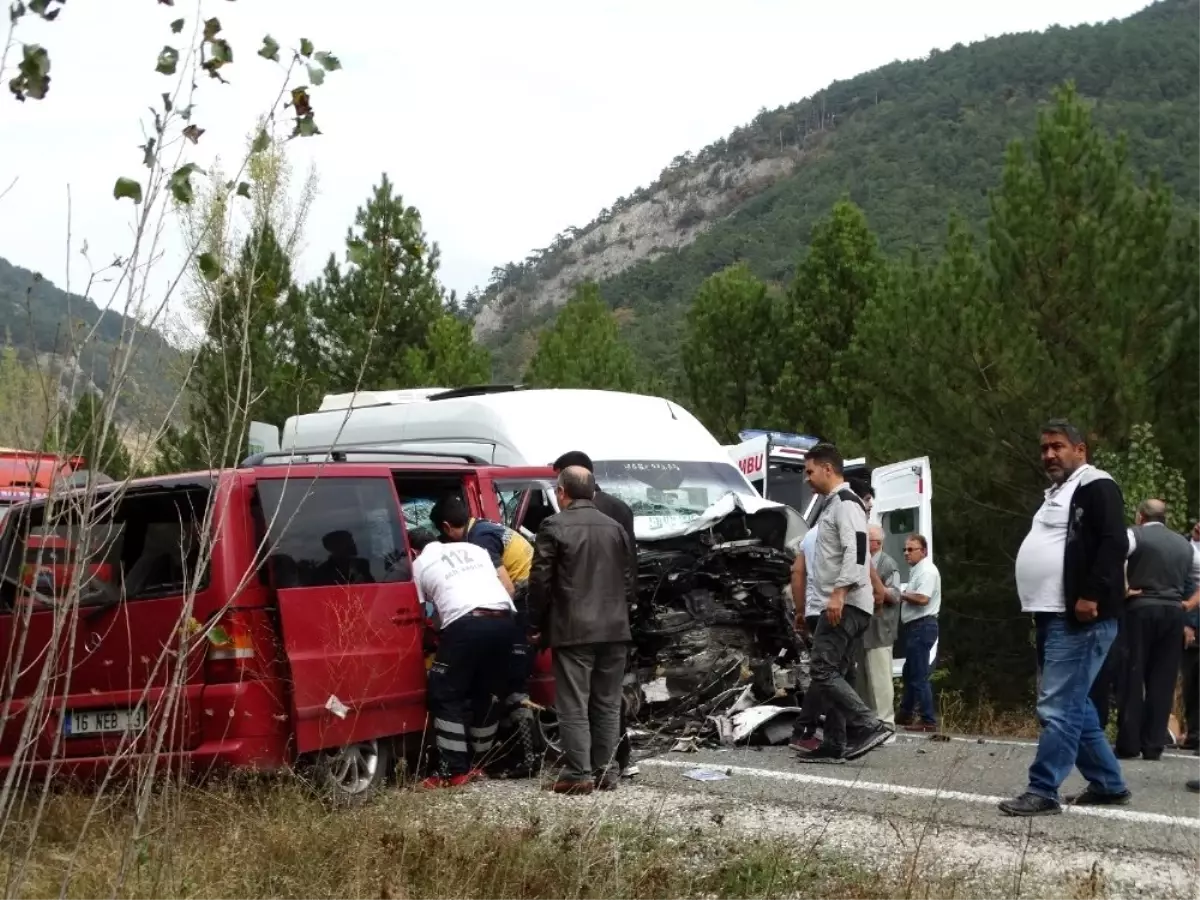 Minibüsler kafa kafaya çarpıştı: 1 ölü, 15 yaralı