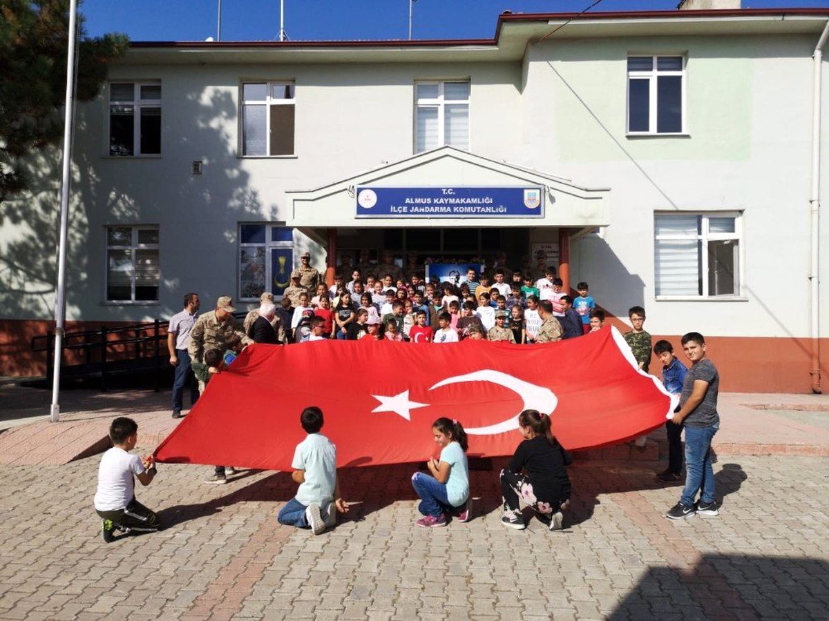 Öğrencilerden Mehmetçiğe destek