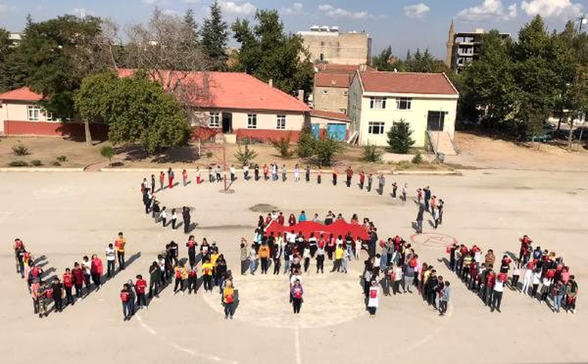 Öğrencilerden Mehmetçiğe koreografiyle destek