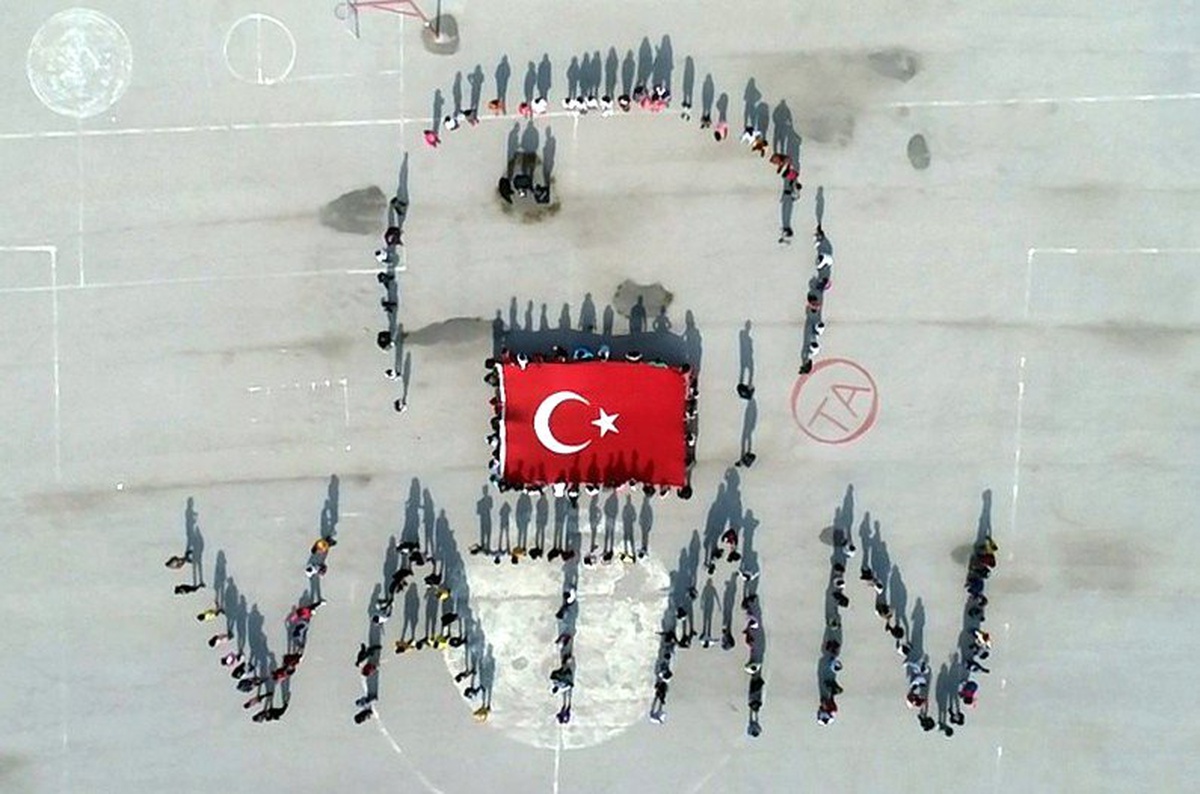 Öğrencilerden Mehmetçik için \'Selam olsun şanlı ordumuza\' temalı \'Vatan\' koreografisi