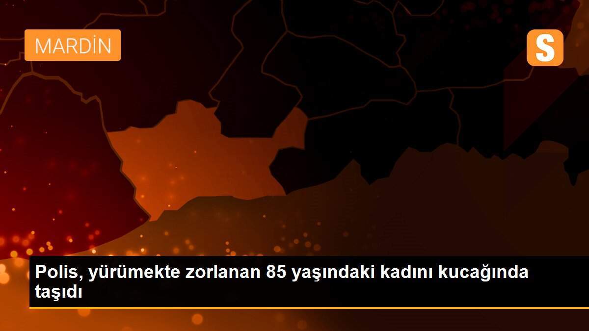 Polis, yürümekte zorlanan 85 yaşındaki kadını kucağında taşıdı