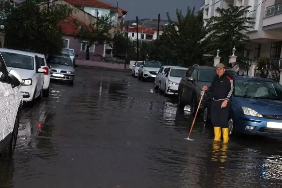 Sağanak yağış Kula\'da hayatı olumsuz etkiledi