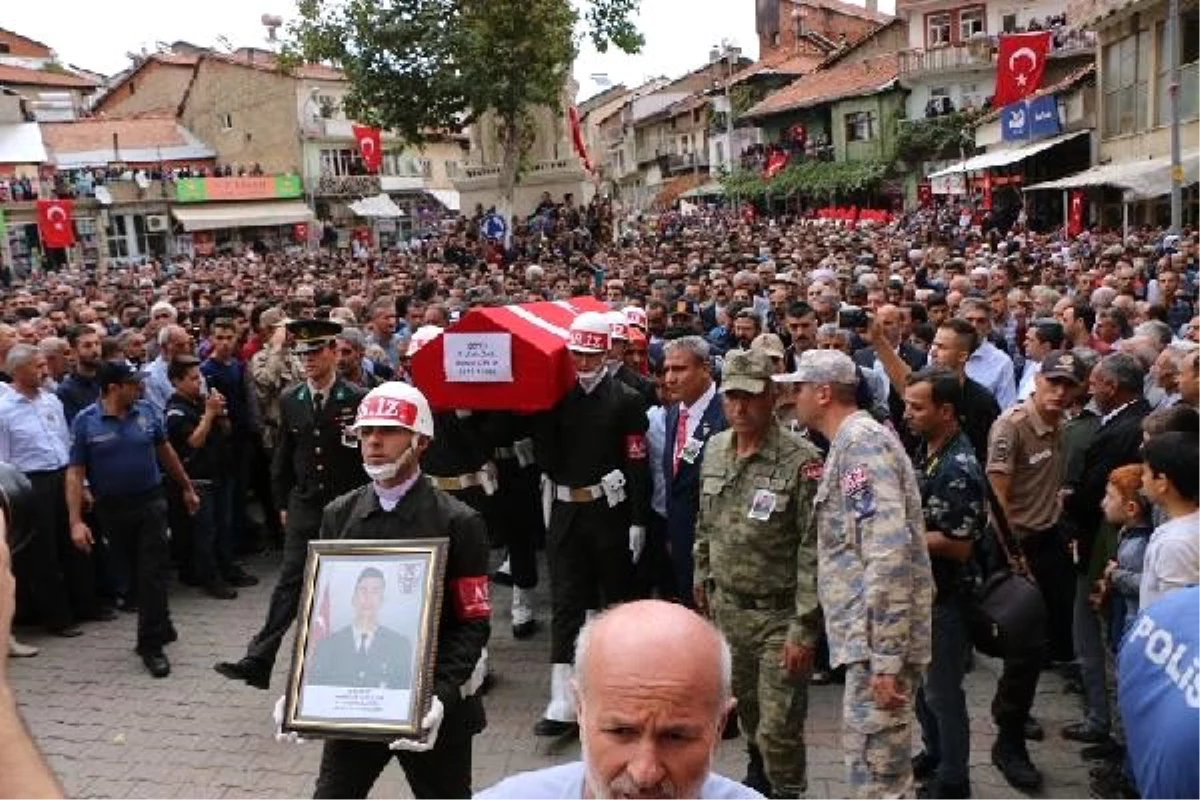 Şehit Uzman Onbaşı Mesut Çelik, Adıyaman\'da toprağa verildi