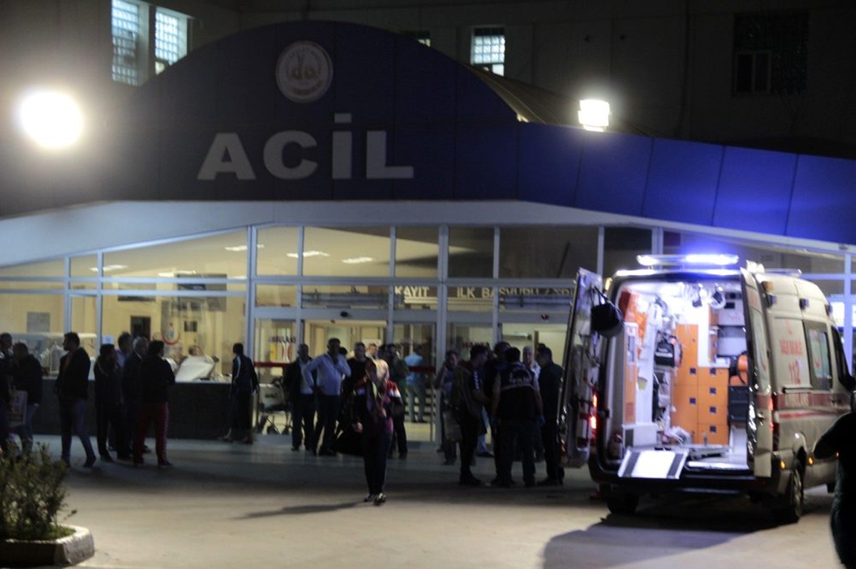 Silahını temizlemek isteyen polis, kazayla kendini ve bekçi arkadaşını vurdu