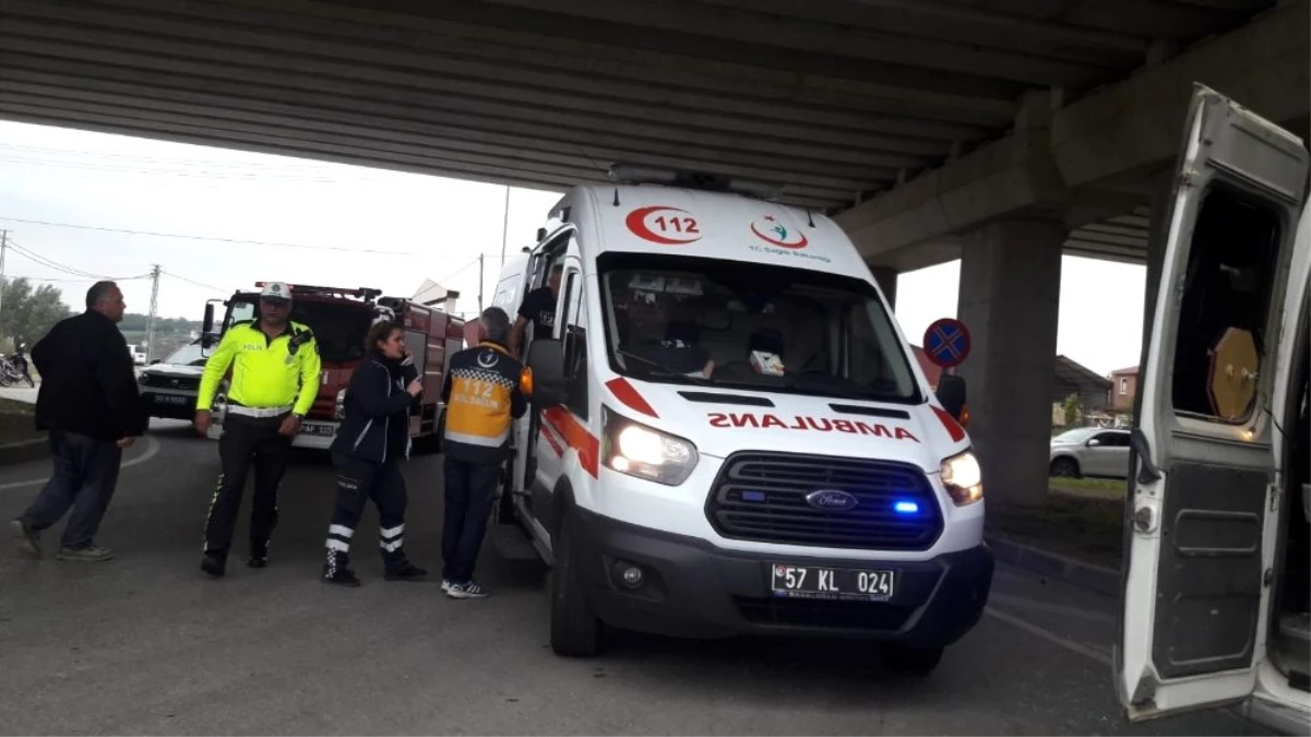 Sinop\'ta öğrenci sevisi ile otomobil çarpıştı: 13 yaralı