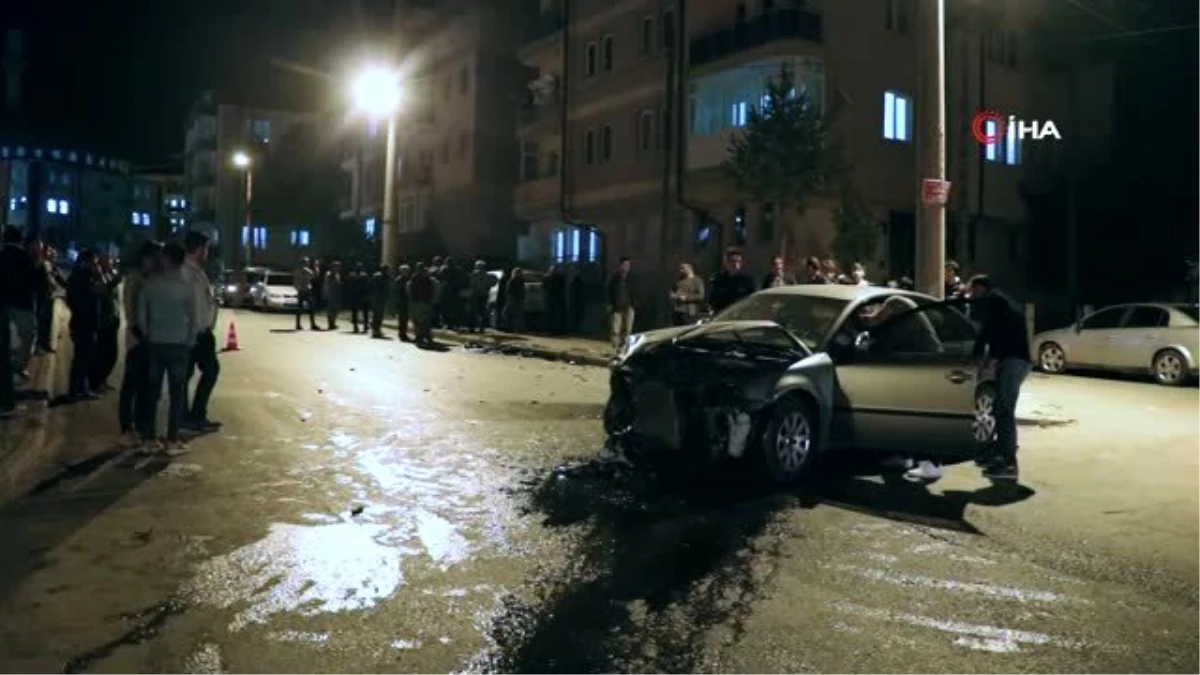 Sivas\'ta iki otomobil çarpıştı: 3 kişi yaralandı