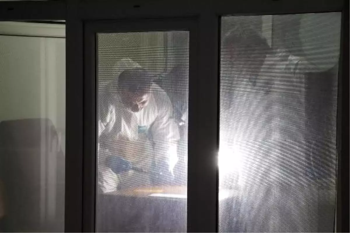 Tabancasını temizleyen polis kazara kendisini ve bekçiyi vurdu