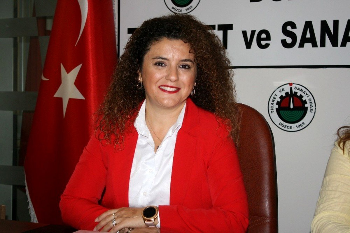 Tüysüz "Kadın esnaflara Türk Bayrağı dağıtıyoruz"