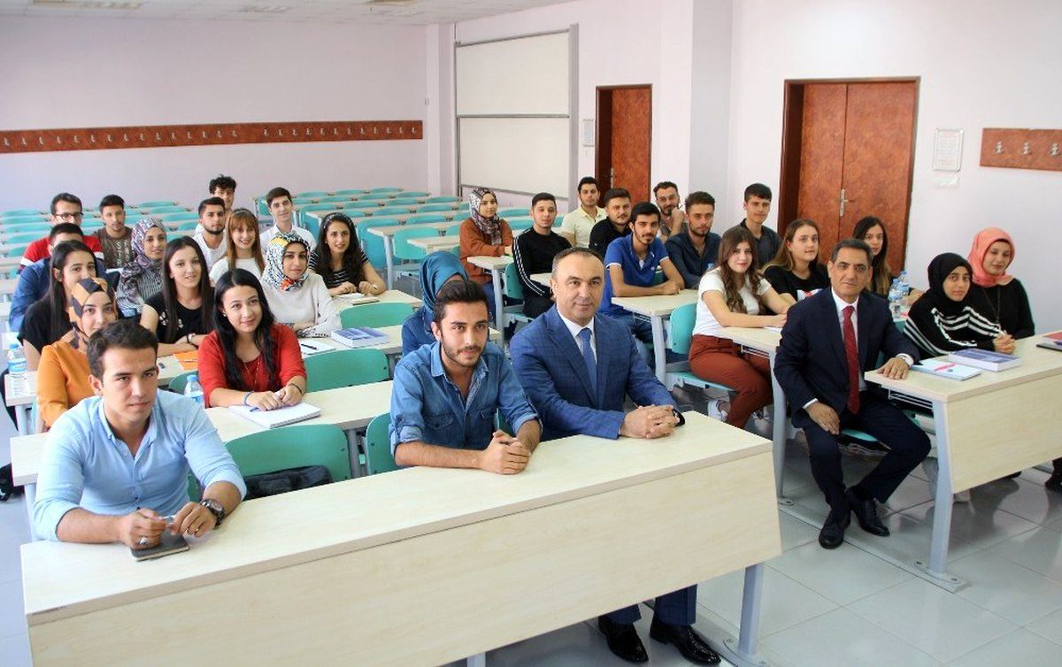 Vali Recep Soytürk Üniversitede ders verdi