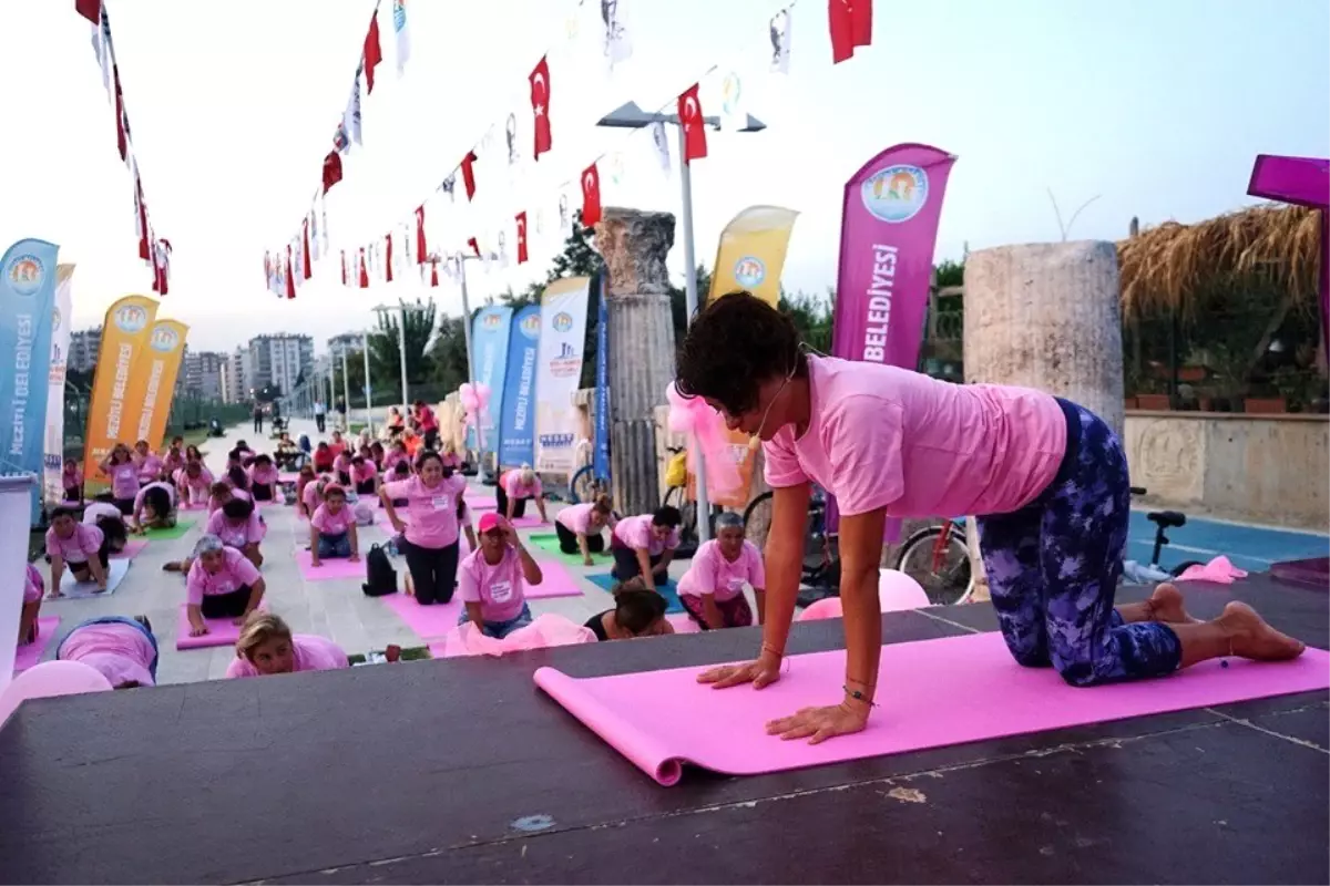 Yoga yaparak meme kanserine dikkat çektiler