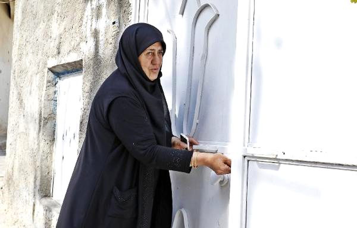 8 sivilin şehit olduğu sokaktaki evine döndü, gözyaşlarına boğuldu