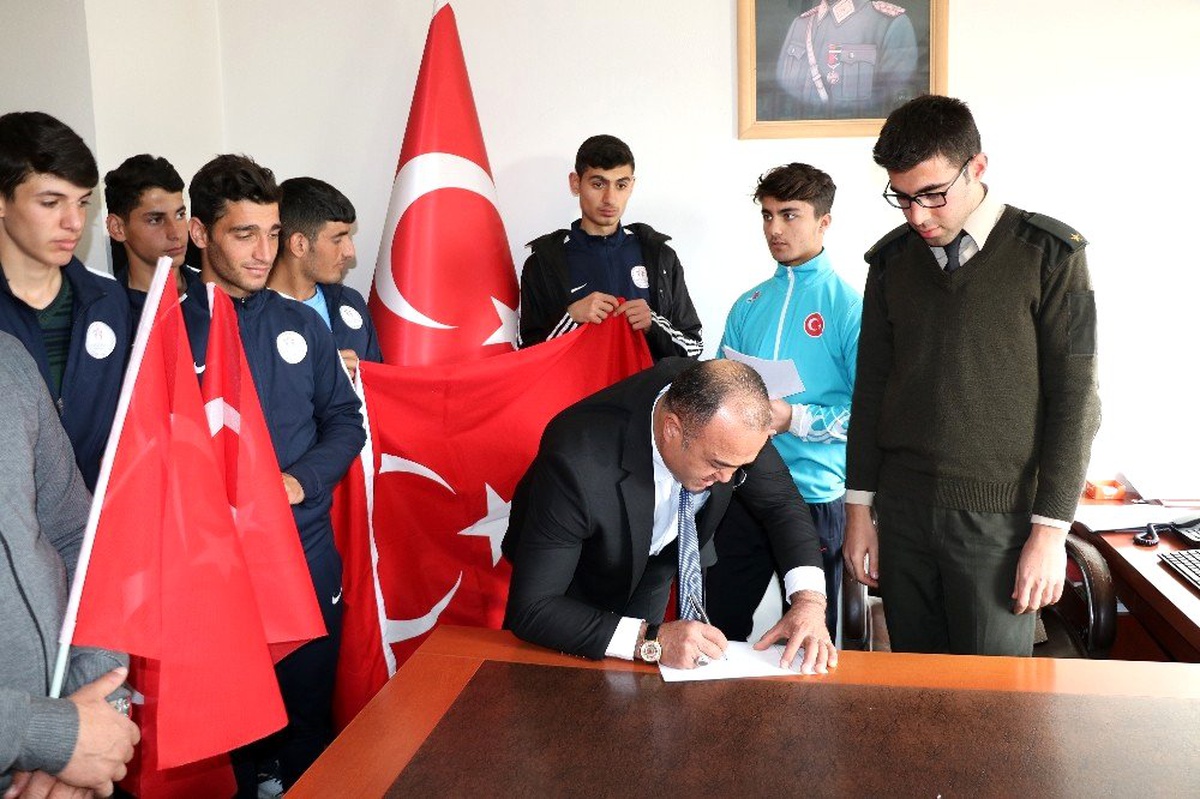 Ağrı\'lı sporculardan Mehmetçiğe asker selamı