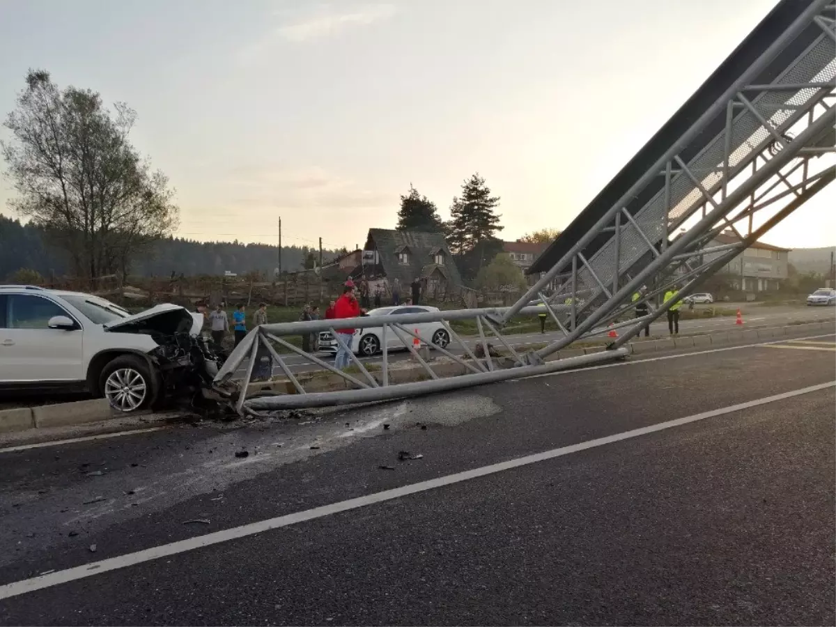 Arazi aracının çarptığı ışıklı tabela yolu trafiğe kapattı