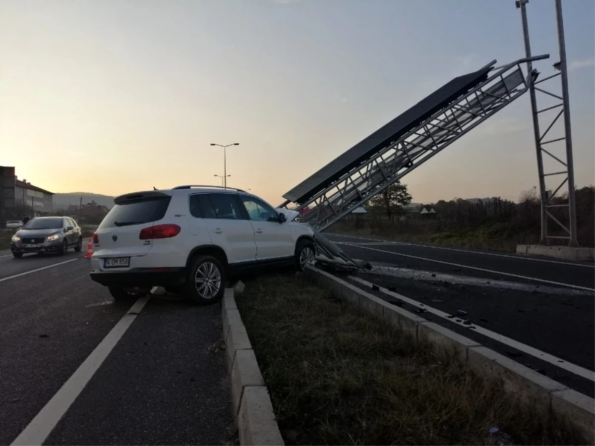 Arazi aracının çarptığı ışıklı tabela yolu trafiğe kapattı